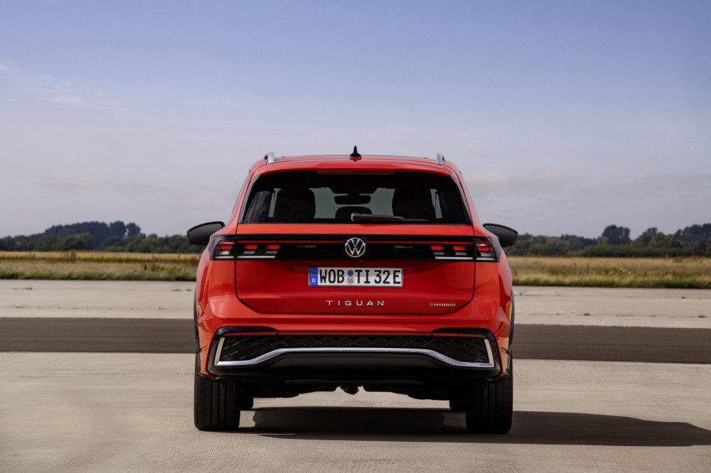Volkswagen Tiguan R-Line persimmon red